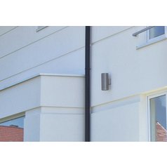 Přikotvení lehkých světel k zateplené fasádě.