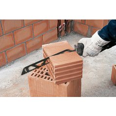 Ukázka použití pilového plátku na pálené cihly