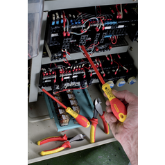 Použití šroubováku plochého 5,5x150 1000V Fatmax (0-65-413)